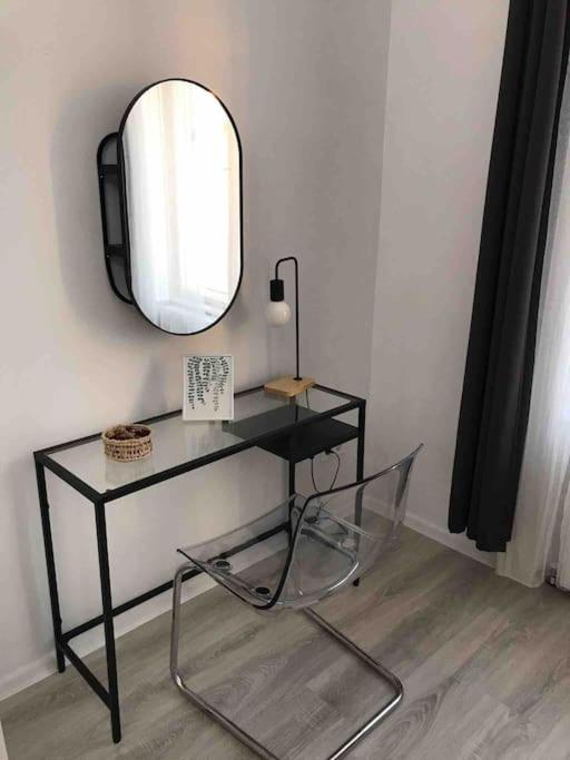 Perfect Location,Newly Decorated Modern, Large Place 60 M2, Really Quiet So You Can Have A Good Night Sleep, Ac, Netflix, Smart Tv, High-Speed Internet, World Famous New York Cafe Only 10 Minutes Walk بودابست المظهر الخارجي الصورة
