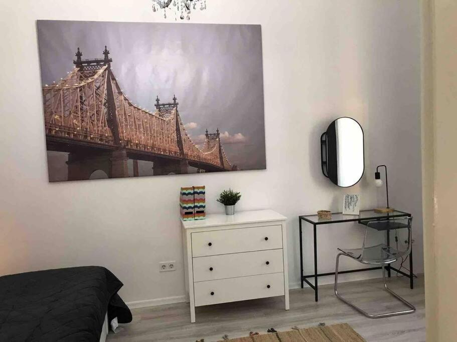 Perfect Location,Newly Decorated Modern, Large Place 60 M2, Really Quiet So You Can Have A Good Night Sleep, Ac, Netflix, Smart Tv, High-Speed Internet, World Famous New York Cafe Only 10 Minutes Walk بودابست المظهر الخارجي الصورة