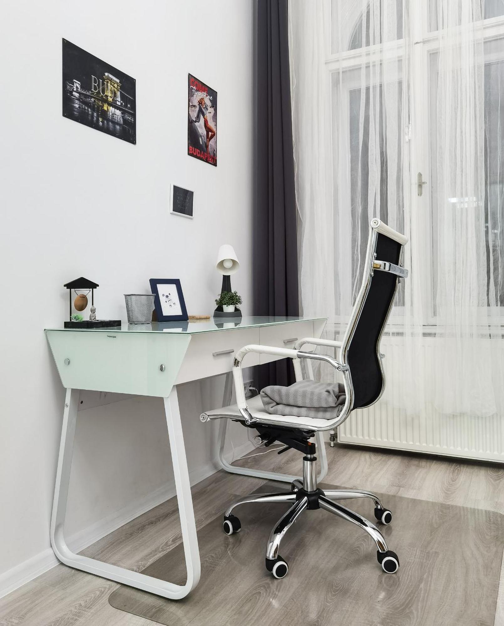Perfect Location,Newly Decorated Modern, Large Place 60 M2, Really Quiet So You Can Have A Good Night Sleep, Ac, Netflix, Smart Tv, High-Speed Internet, World Famous New York Cafe Only 10 Minutes Walk بودابست المظهر الخارجي الصورة