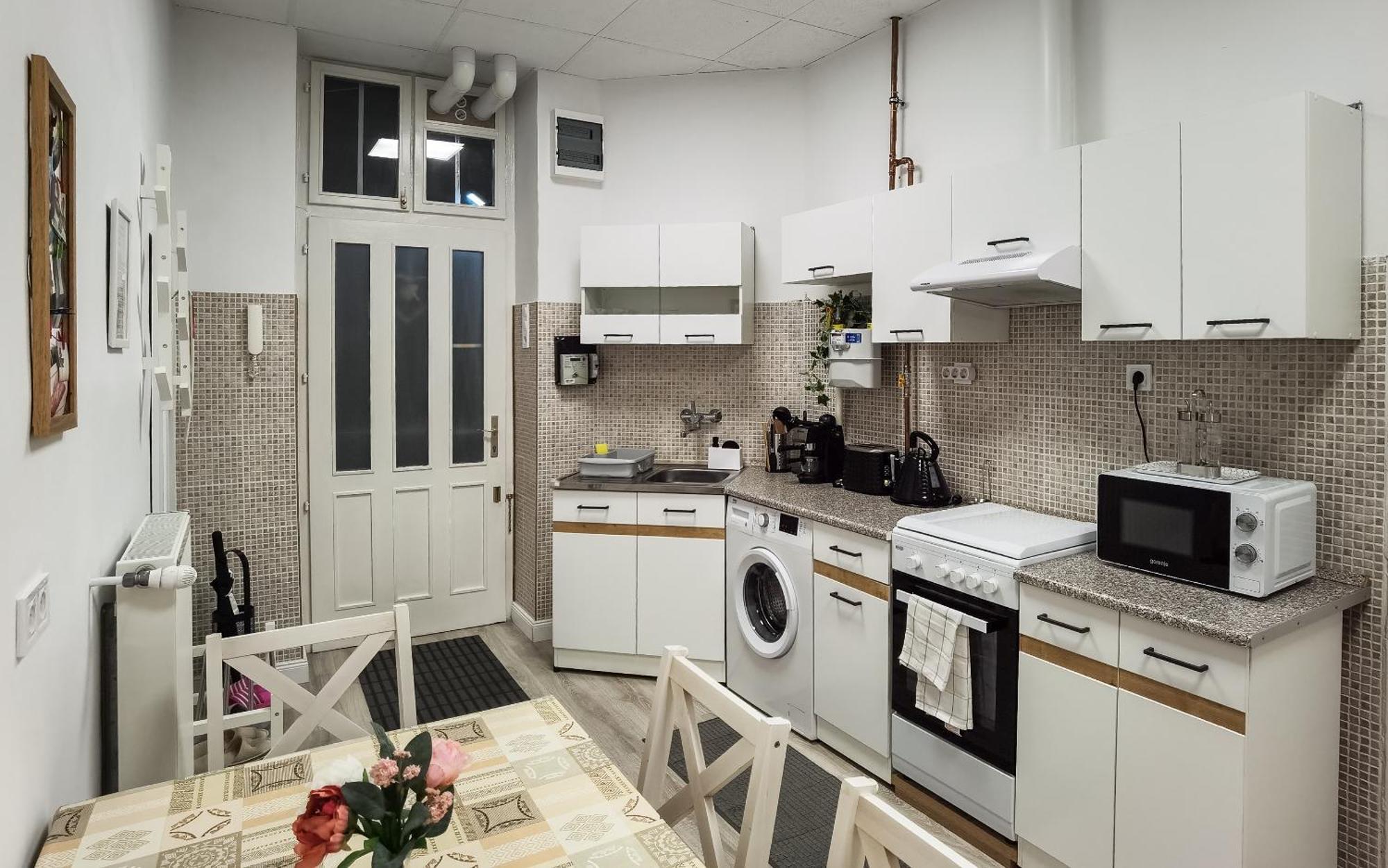 Perfect Location,Newly Decorated Modern, Large Place 60 M2, Really Quiet So You Can Have A Good Night Sleep, Ac, Netflix, Smart Tv, High-Speed Internet, World Famous New York Cafe Only 10 Minutes Walk بودابست المظهر الخارجي الصورة