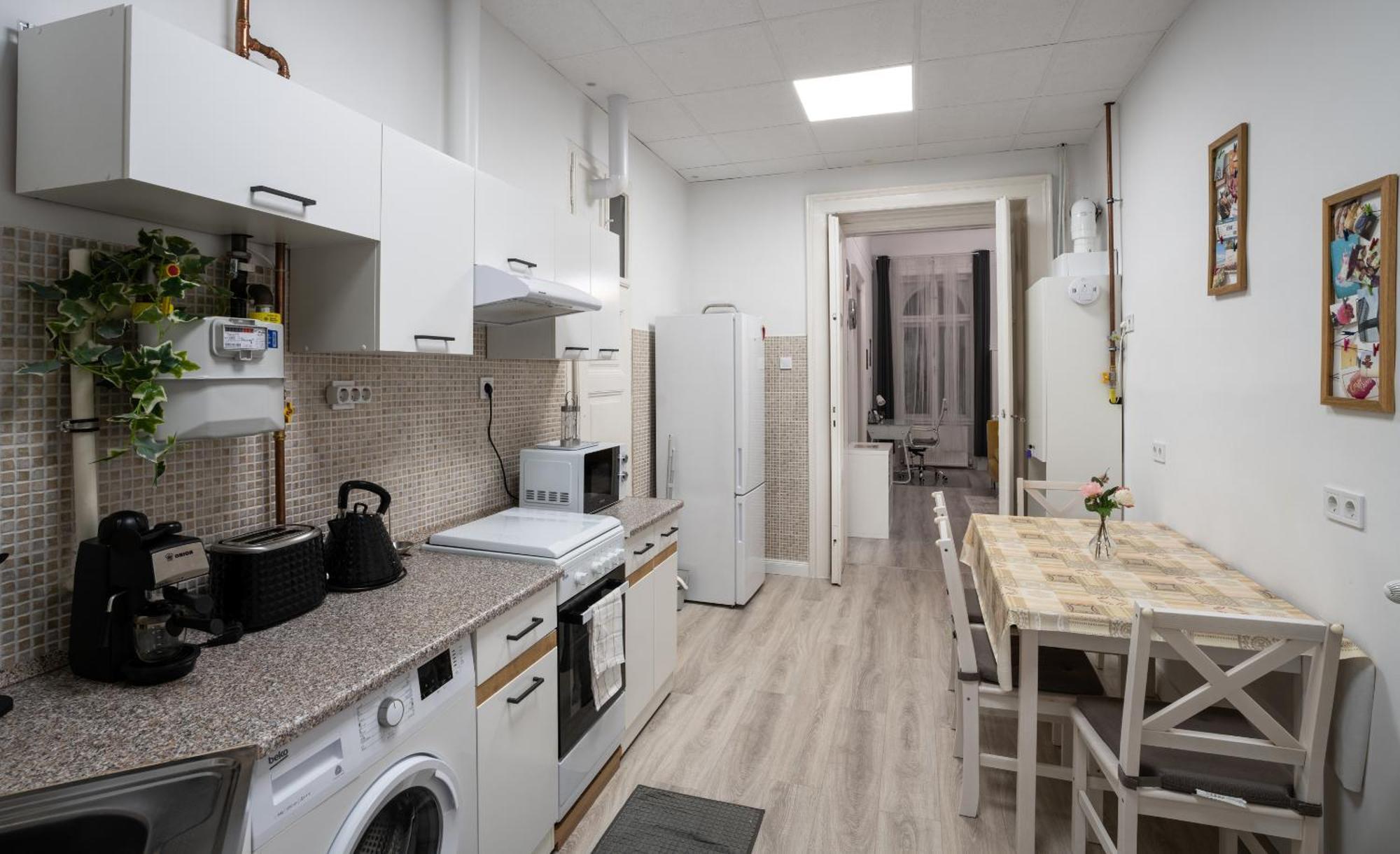 Perfect Location,Newly Decorated Modern, Large Place 60 M2, Really Quiet So You Can Have A Good Night Sleep, Ac, Netflix, Smart Tv, High-Speed Internet, World Famous New York Cafe Only 10 Minutes Walk بودابست المظهر الخارجي الصورة