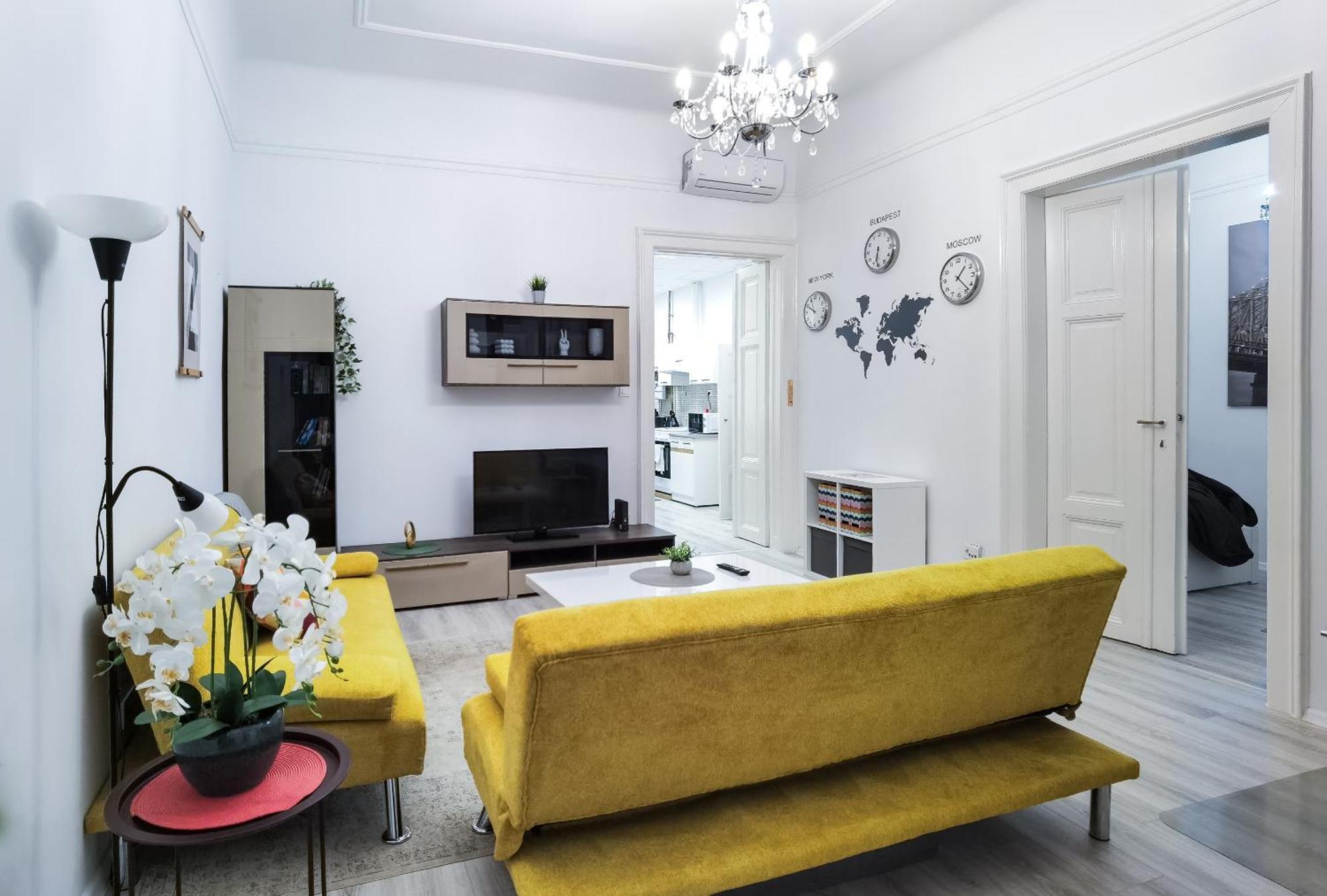 Perfect Location,Newly Decorated Modern, Large Place 60 M2, Really Quiet So You Can Have A Good Night Sleep, Ac, Netflix, Smart Tv, High-Speed Internet, World Famous New York Cafe Only 10 Minutes Walk بودابست المظهر الخارجي الصورة