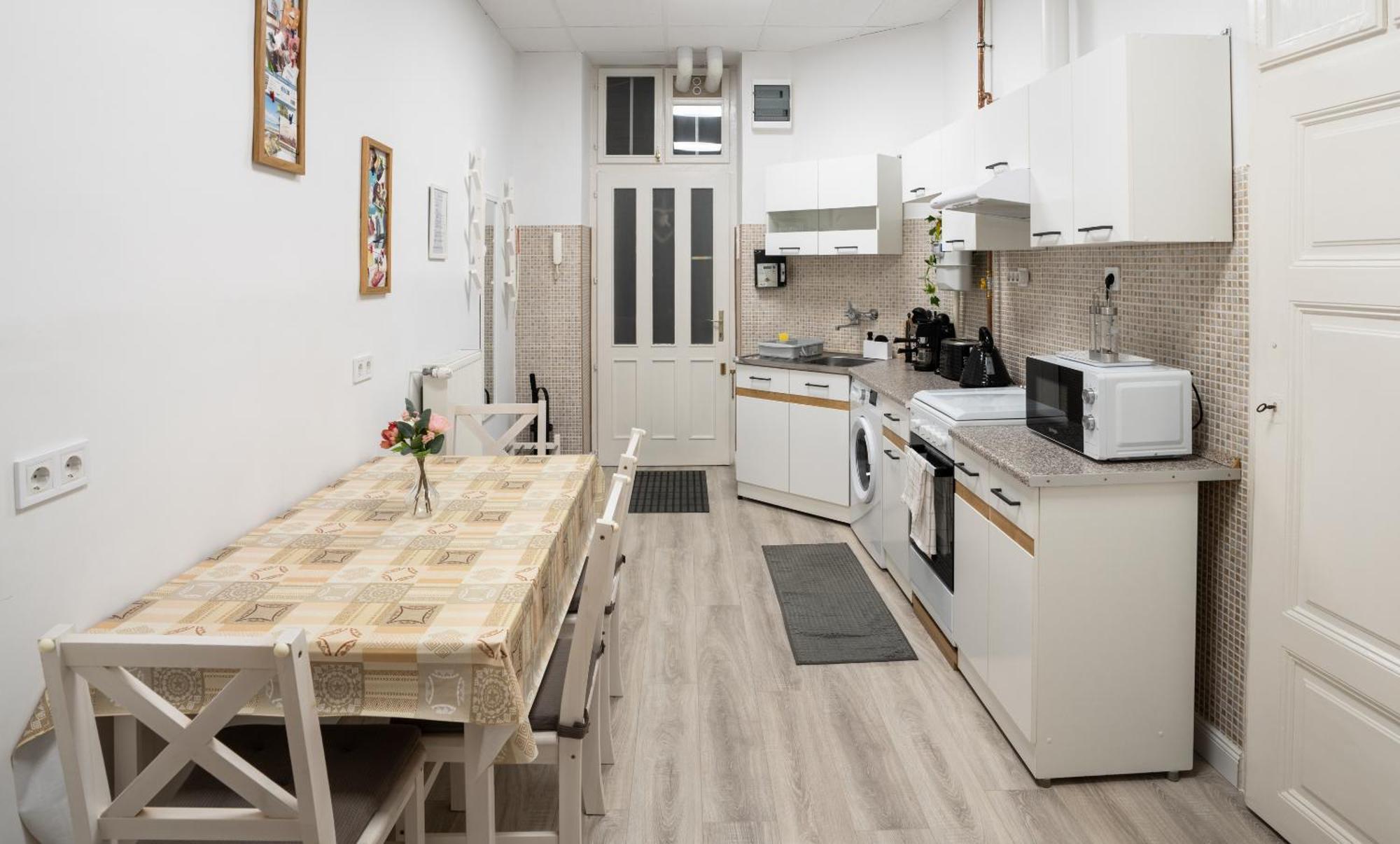 Perfect Location,Newly Decorated Modern, Large Place 60 M2, Really Quiet So You Can Have A Good Night Sleep, Ac, Netflix, Smart Tv, High-Speed Internet, World Famous New York Cafe Only 10 Minutes Walk بودابست المظهر الخارجي الصورة