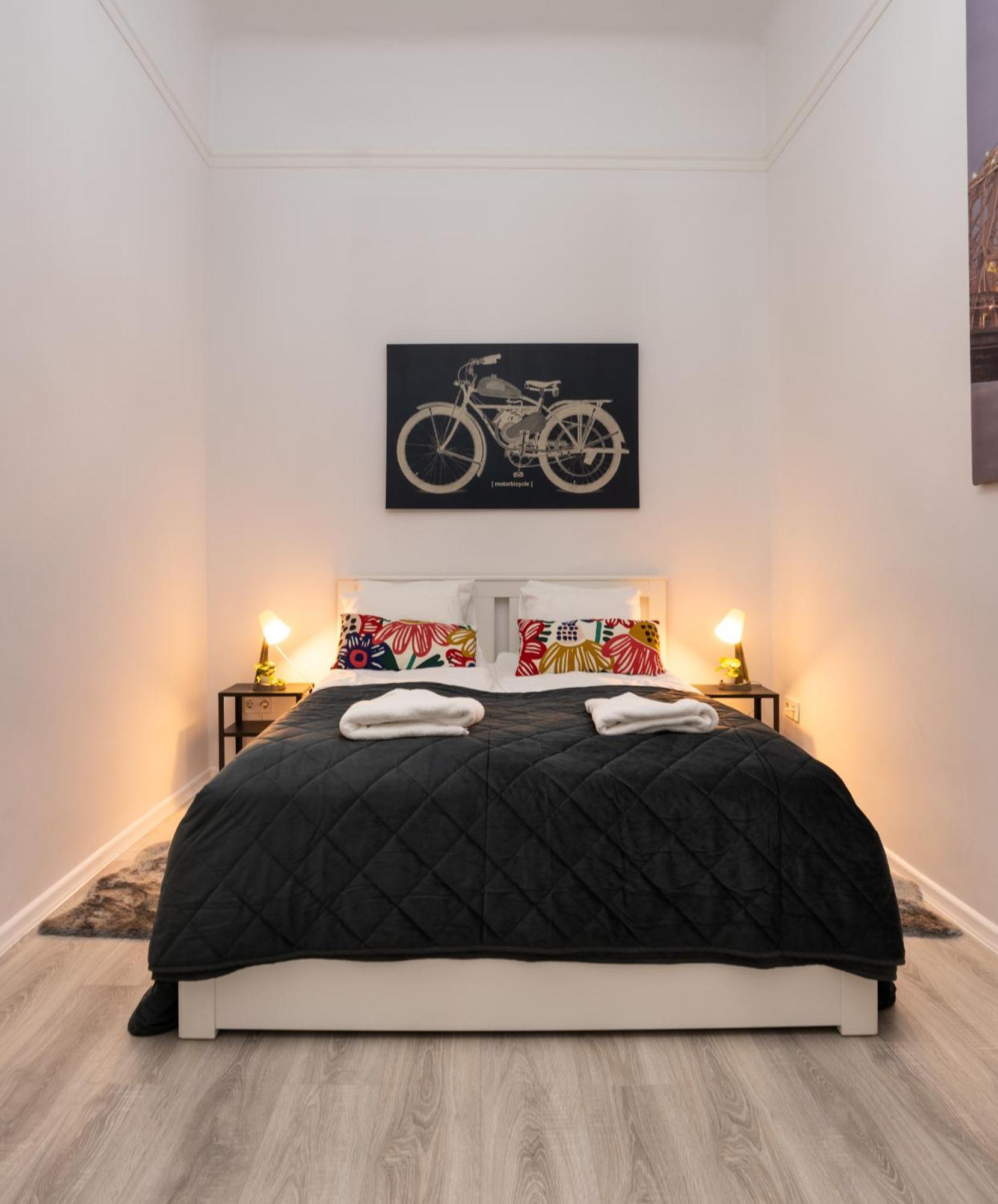 Perfect Location,Newly Decorated Modern, Large Place 60 M2, Really Quiet So You Can Have A Good Night Sleep, Ac, Netflix, Smart Tv, High-Speed Internet, World Famous New York Cafe Only 10 Minutes Walk بودابست المظهر الخارجي الصورة