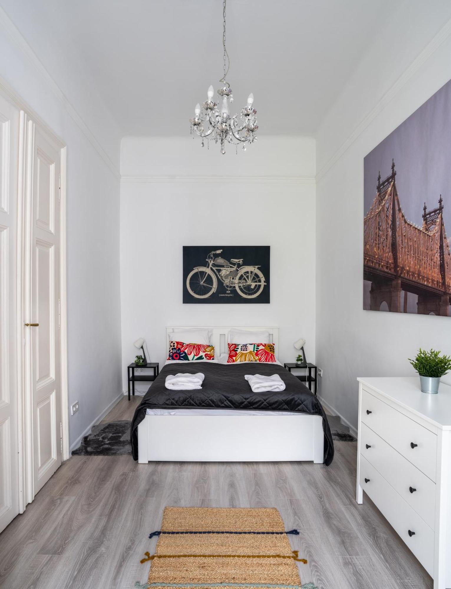 Perfect Location,Newly Decorated Modern, Large Place 60 M2, Really Quiet So You Can Have A Good Night Sleep, Ac, Netflix, Smart Tv, High-Speed Internet, World Famous New York Cafe Only 10 Minutes Walk بودابست المظهر الخارجي الصورة